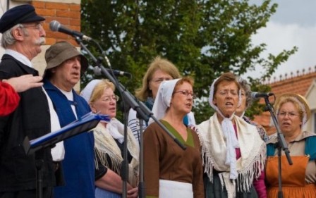 Het Reuzekoor à la Fête du flobart de Wissant - photo F BERTOUT